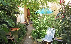 Joli Studio Avec Jardinet
